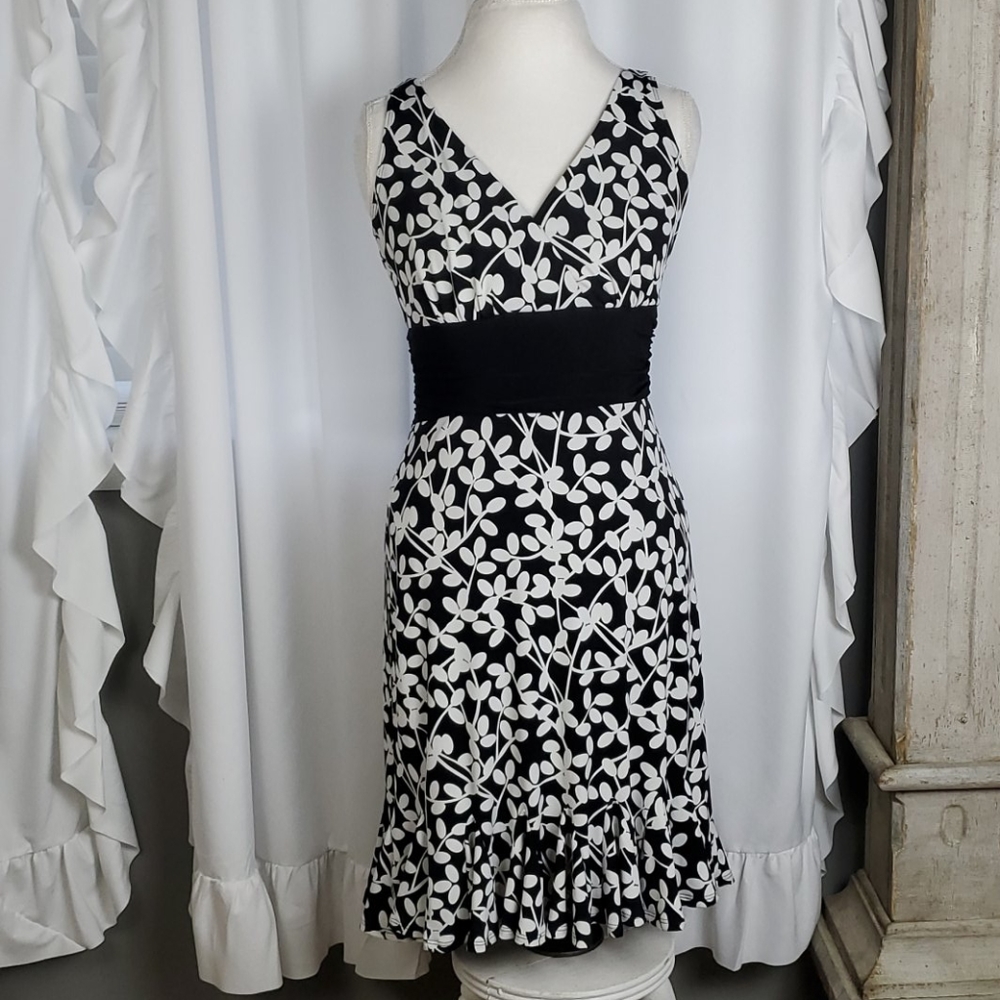 White House Black Market white and black floral sleeveless dress in size Small